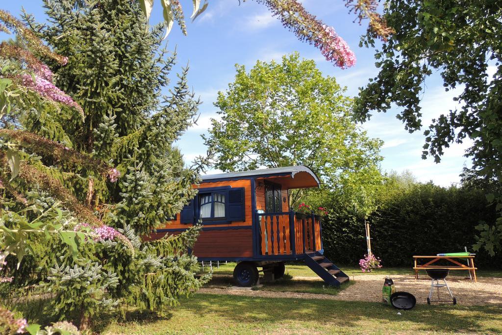 La Roulotte Du Domaine De Meigne Номер фото