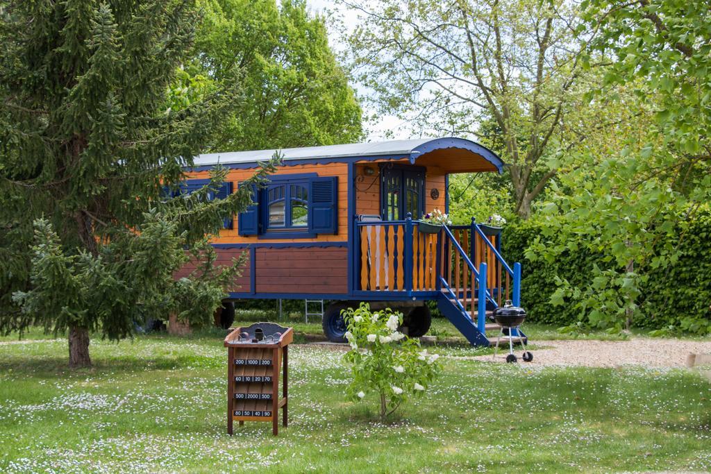 La Roulotte Du Domaine De Meigne Экстерьер фото